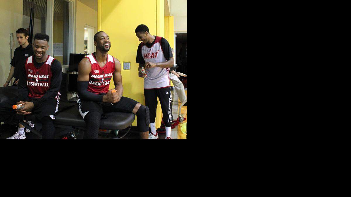 
NORRIS COLE, Dwyane Wade (C) y Mario Chalmers (D) comparten un buen momento en la Arena AmericanAirlines.


