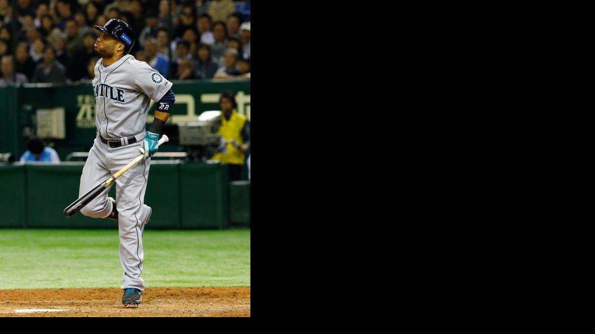 
ROBINSON CANO es golpeado por un envío del lanzador Takahiro Norimoto, el sábado. 
