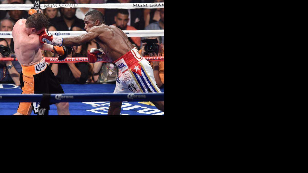 
ERISLANDY LARA golpea al Canelo en el 10mo asalto de la pelea celebrada el 12 de julio en el MGM Grand Garden Arena en Las Vegas, Nevada.


