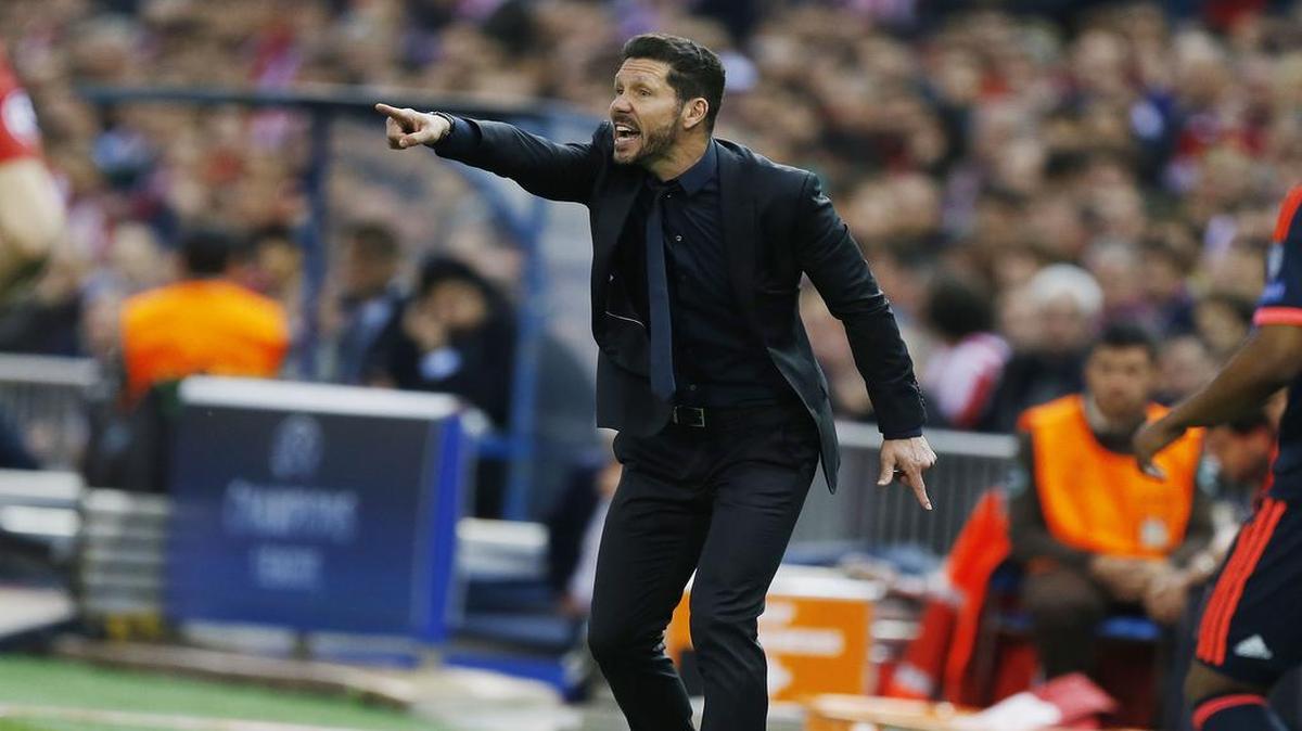 El técnico del Atlético de Madrid Diego Simeone reparte instrucciones en el partido contra el Bayern Munich, celebrado el 27 de abril del 2016 en Madrid.