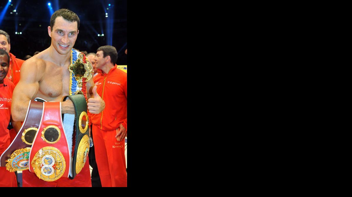 
EL BOXEADOR ucraniano Vladimir Klitschko posa con sus cinturones de campeón mundial de peso pesado. 

