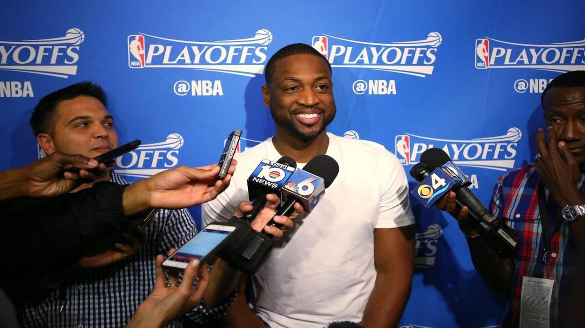 El escolta del Heat Dwyane Wade habla con la prensa reunida este martes en el American Airlines Arena, antes del Juego 5.