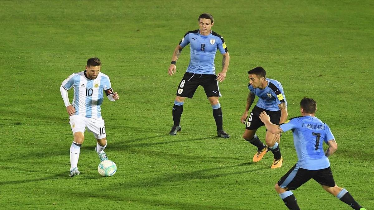 El delantero de Argentina Lionel Messi (izq.) es marcado por tres jugadores de Uruguay en el partido efectuado el 31 de agosto del 2017 en Montevideo.