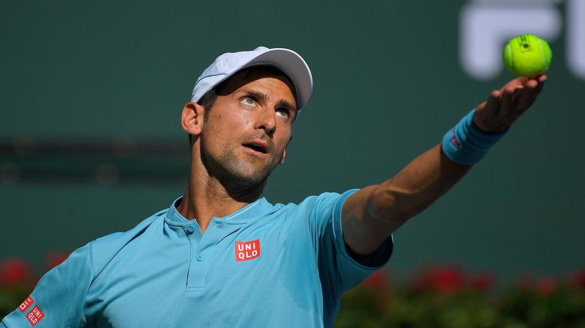 El serbio Novak Djokovic saca una bola contra Nick Kyrgios, de Australia, en el torneo de Indian Wells, el 15 de marzo del 2017 en California.
