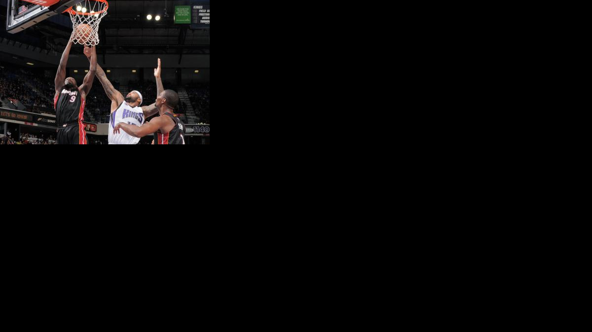 
Luol Deng (9) encesta, seguido por su compañero del Heat Chris Bosh, el viernes en Sacramento.

