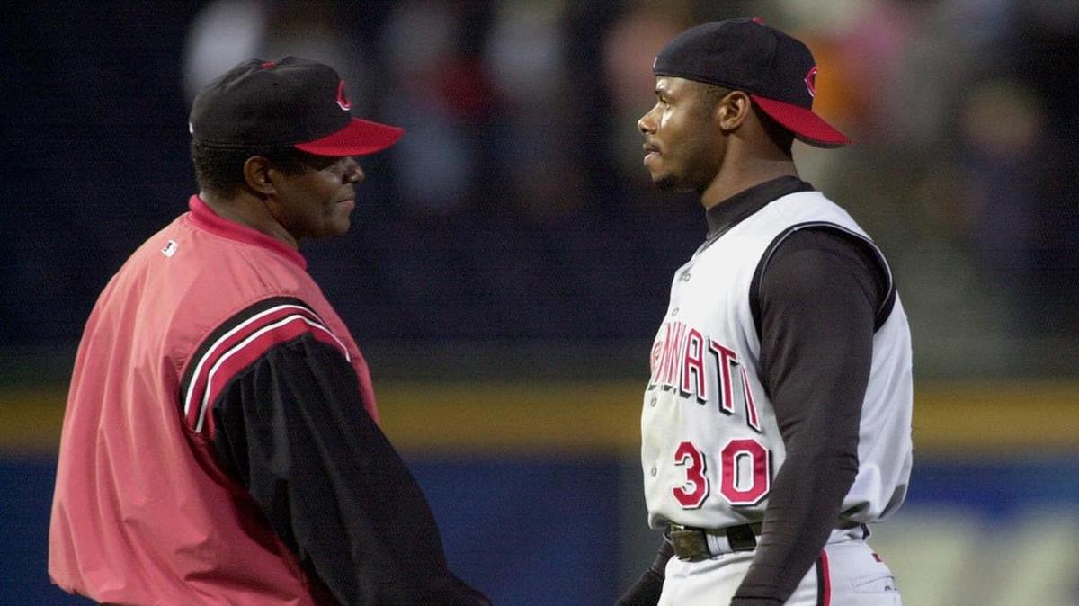
KEN GRIFFEY hijo (der.) junto a su padre del mismo nombre, ambos con Cincinnati en el 2000.
