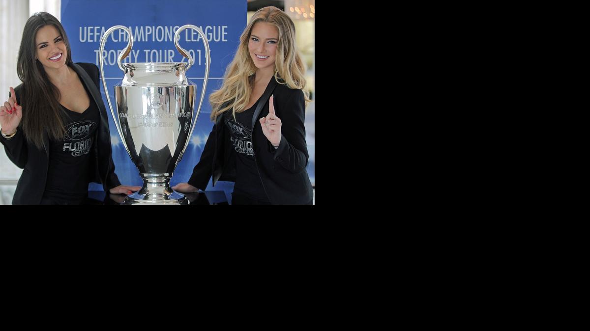 
Las Fox Sports Florida Girls Jordana (izq.) y Annilie posan junto con el trofeo de la Champions League, el lunes en Miami Beach.
