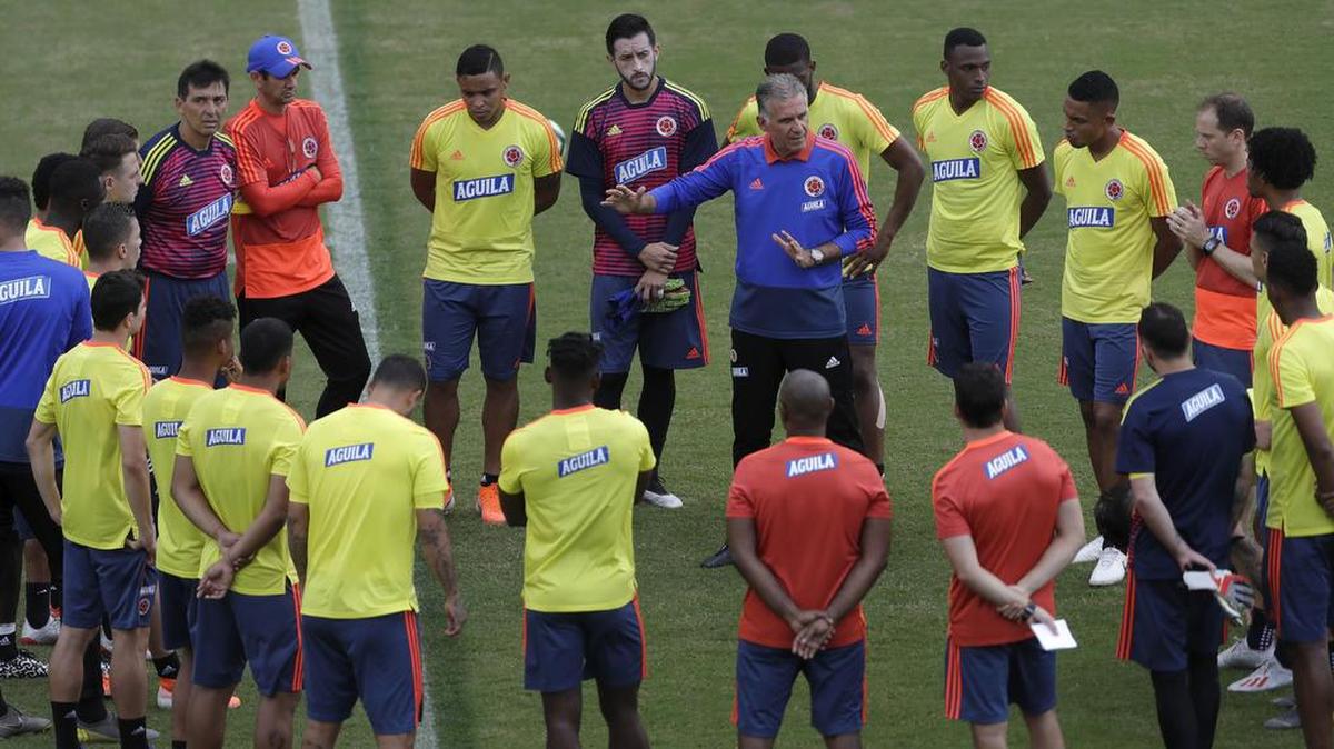 El entrenador de Colombia Carlos Queiroz (centro) habla con los jugadores de la selección cafetera en un entrenamiento en el Estadio de Pituaçu, en Salvador de Bahía, Brasil, el 11 de junio de 2019.
