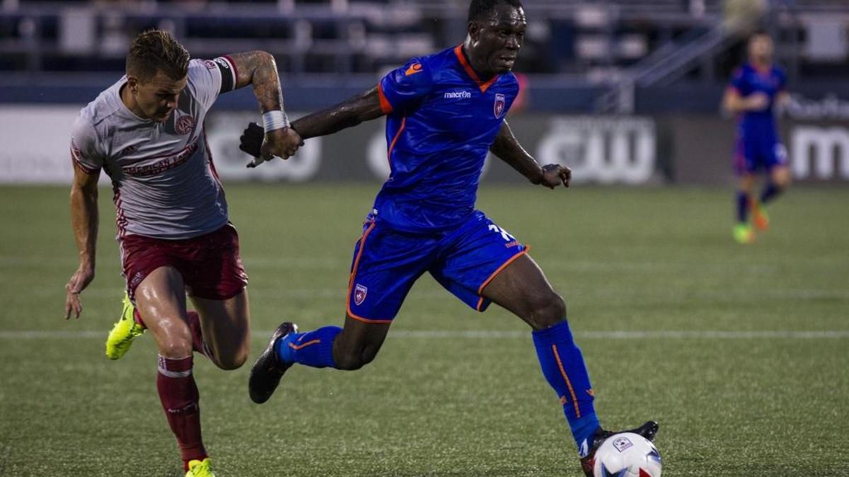 Kwadow Poku, del Miami FC, se lleva la bola en el vibrante partido contra el Atlanta United FC, por los octavos de final de la US Open Cup, la noche del 28 de junio del 2017.