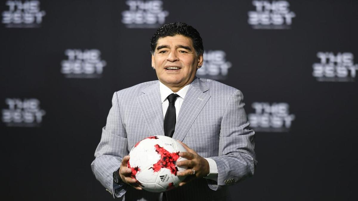 El exfutbolista argentino Diego Armando Maradona posa ante los fotógrafos con un balón a su llegada a la gala 'The Best' de la FIFA, el 9 de enero de 2017.