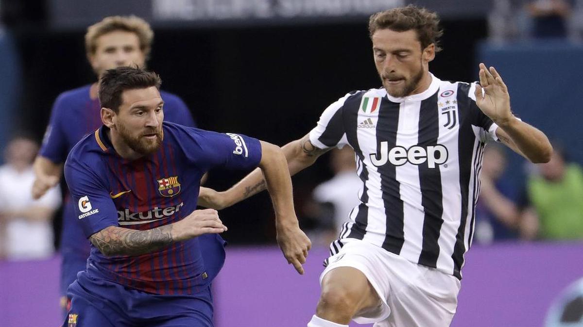 Lionel Messi (izq.), del Barcelona, se lleva la bola marcado por Claudio Marchisio, de Juventus, en el choque por la International Champions Cup, el sábado 22 de julio del 2017, en el MetLife Stadium en East Rutherford, N.J.
