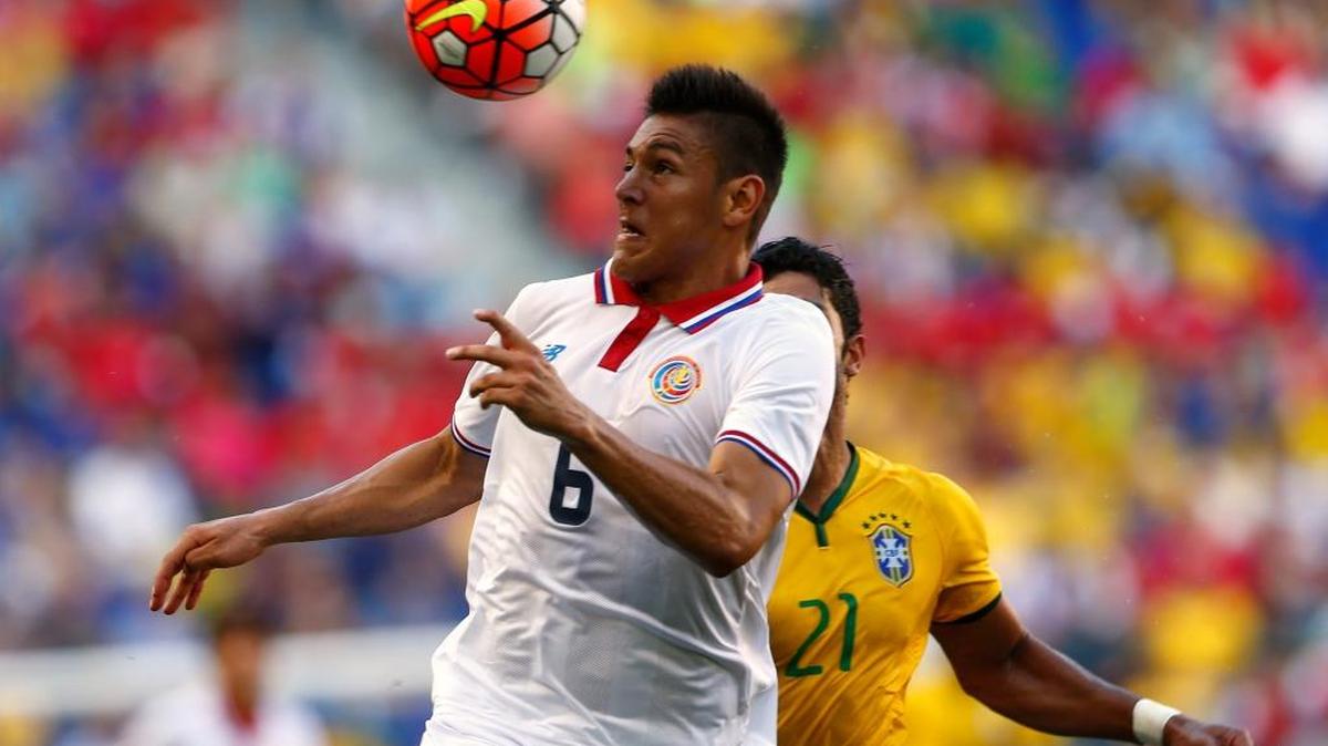 
El jugador de Costa Rica Oscar Duarte (#6) lucha por el balón con el brasileño Hulk, en el partido amistoso efectuado entre ambos equipos el 5 de septiembre del 2015, en Nueva Jersey.
