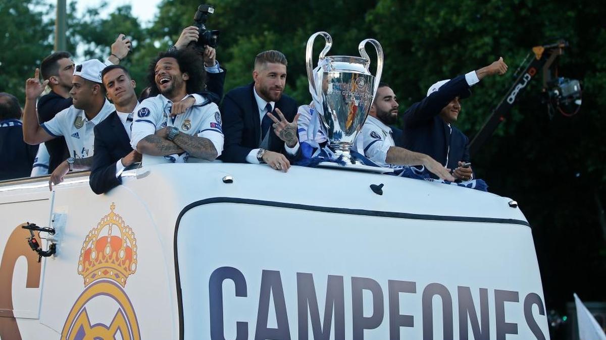 Con Marcelo y Sergio Ramos al frente, el Real Madrid llega en un ómnibus descapotado a la Plaza de la Cibeles, el domingo 4 de junio del 2017 en Madrid para celebrar la conquista de la Champions League.