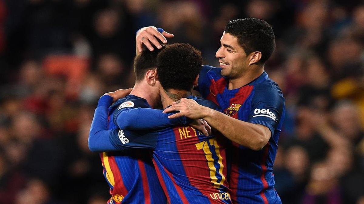 El delantero argentino de Barcelona Lionel Messi (izq.) festeja un gol con Neymar (centro) y el uruguayo Luis Suárez durante el partido de fútbol de la liga española ante Celta de Vigo, el   4 de marzo de 2017.