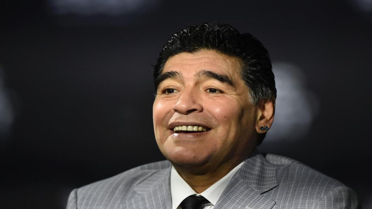 El legendario exfutbolista Diego Maradona elogió este lunes a su compatriota, el astro Lionel Messi, y dijo que lo prefiere al portugués Cristiano Ronaldo, a quien de todos modos calificó de un jugador “increíble”.