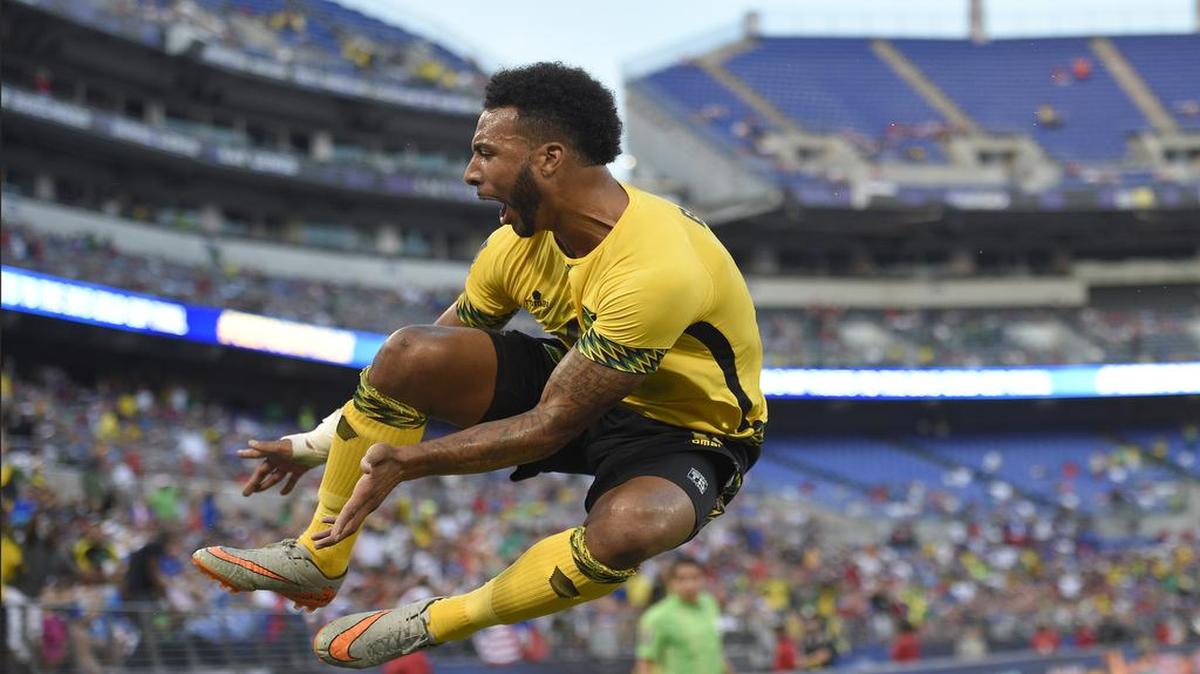 
El delantero de Jamaica Giles Barnes celebra su gol contra Haití en un partido de la Copa Oro, el 18 de julio del 2015 en Baltimore.

