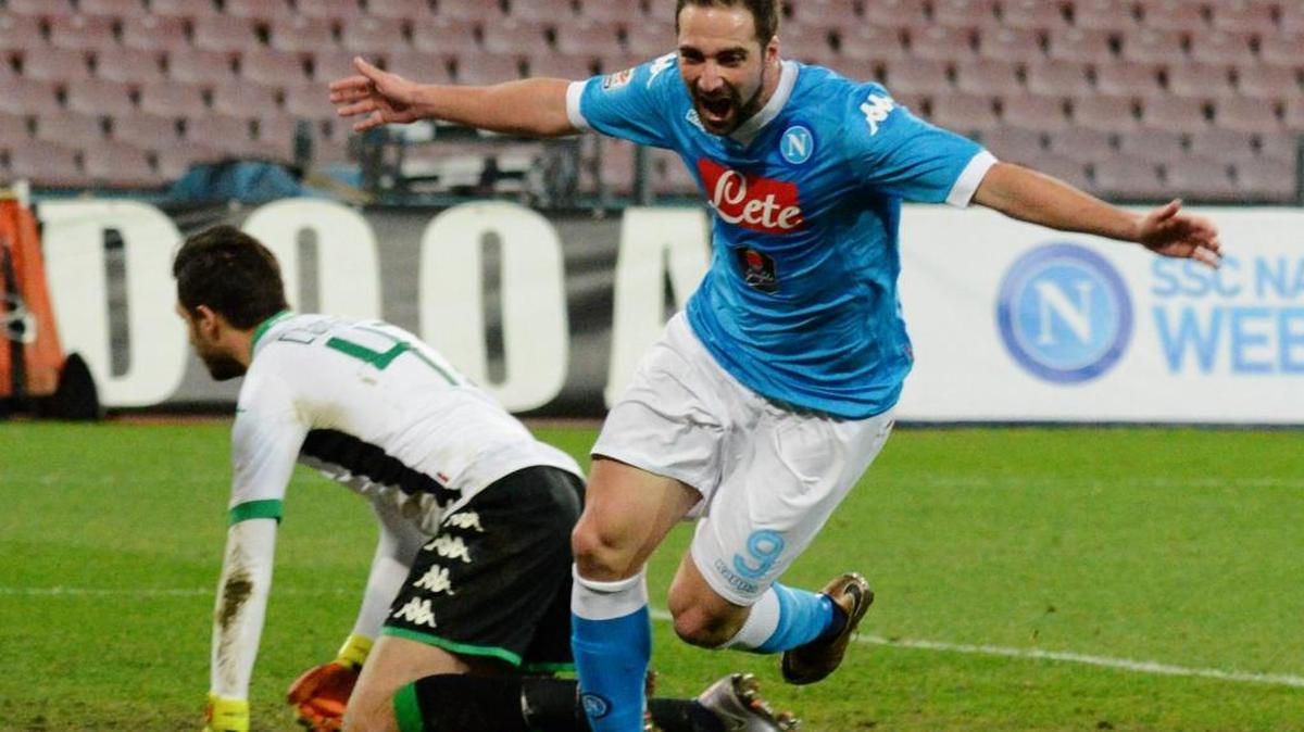 El goleador argentino del Napoli Gonzalo Higuaí celebra tras marcar uno de sus dos goles ante el Sassuolo.