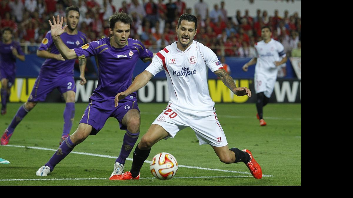 
El centrocampista del Sevilla FC Vitolo (d) lucha el balón con el croata Milan Badelij, del ACF Fiorentina, durante el partido de ida de semifinales de la UEFA Liga Europa que se disputa hoy en el estadio Ramón Sánchez Pizjuán, en Sevilla.
