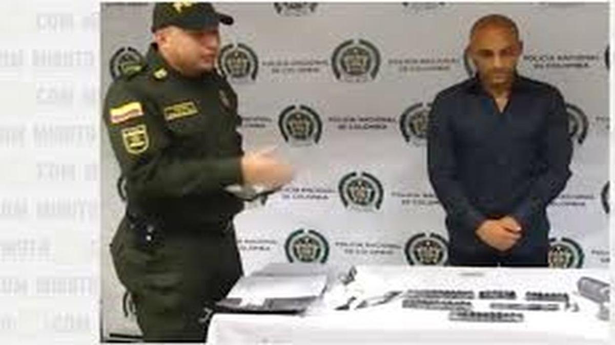 Diego Osorio en el momento de ser capturado con cocaína en el aeropuerto José María Córdova, del municipio de Rionegro, Antioquía, en Colombia, el jueves 13 de octubre del 2016.
