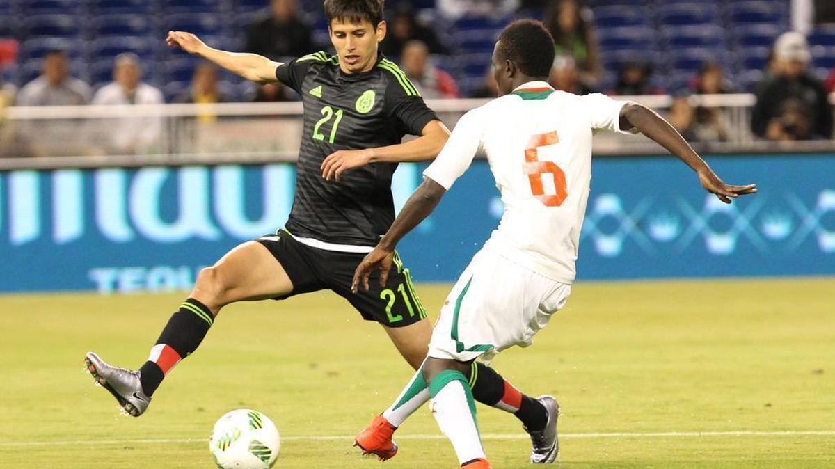 Jurgen Damm, del equipo de México va con el balon mientras OumarElimane Cisse del equipo de Senegal defiende en la primera mitad durante un partido amistoso en el Marlins Park el Miércoles 10 de Febrero del 2016.
