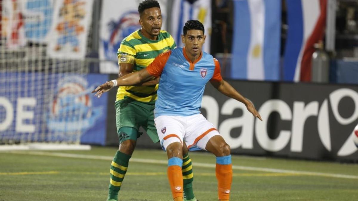 Jaime Chávez, del Miami FC, espera el balón contra los Rowdies, la noche del viernes 14 de octubre del 2016, en el FIU Stadium, en Miami.