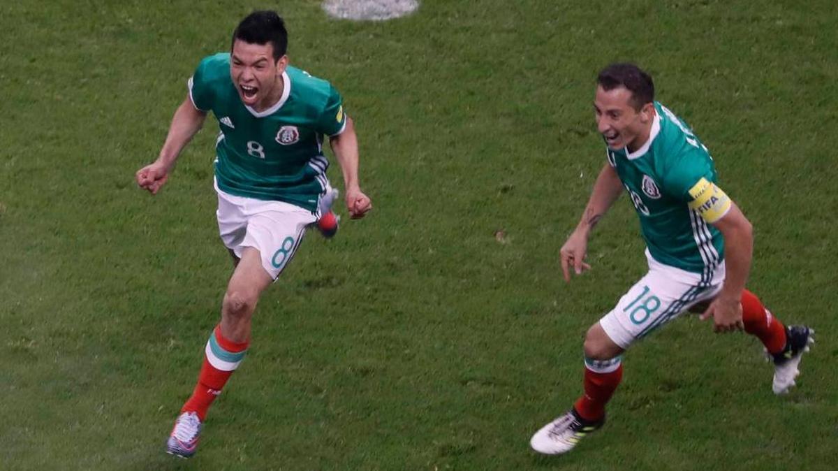 Hirving Lozano (izq.), de México, celebra con Andrés Guardado el único gol del partido contra Panamá, en las eliminatorias de la CONCACAF para el Mundial de Rusia 2018, la noche del viernes 1 de septiembre del 2017.