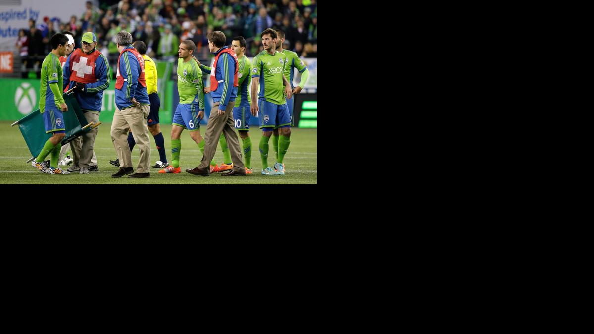 
El cubano de los Sounders Osvaldo Alonso (#6)se retira lesionado del campo en el choque del lunes contra Dallas.


