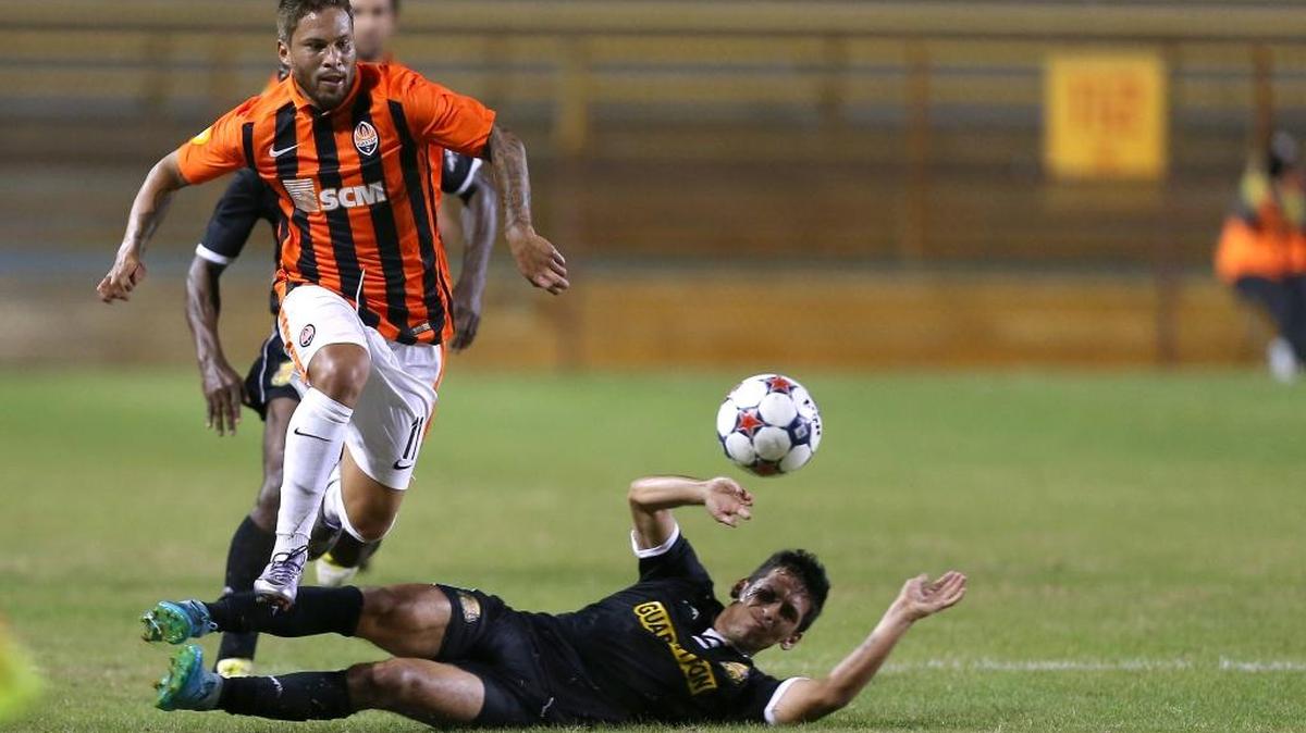 El mediocampista del Shakhtar Donetsk Marlos (izq.) anotó el gol del triunfo de su equipo 1-0 ante los Strikers, en partido amistoso efectuado el martes 26 de enero del 2016 en Fort Lauderdale, Florida.