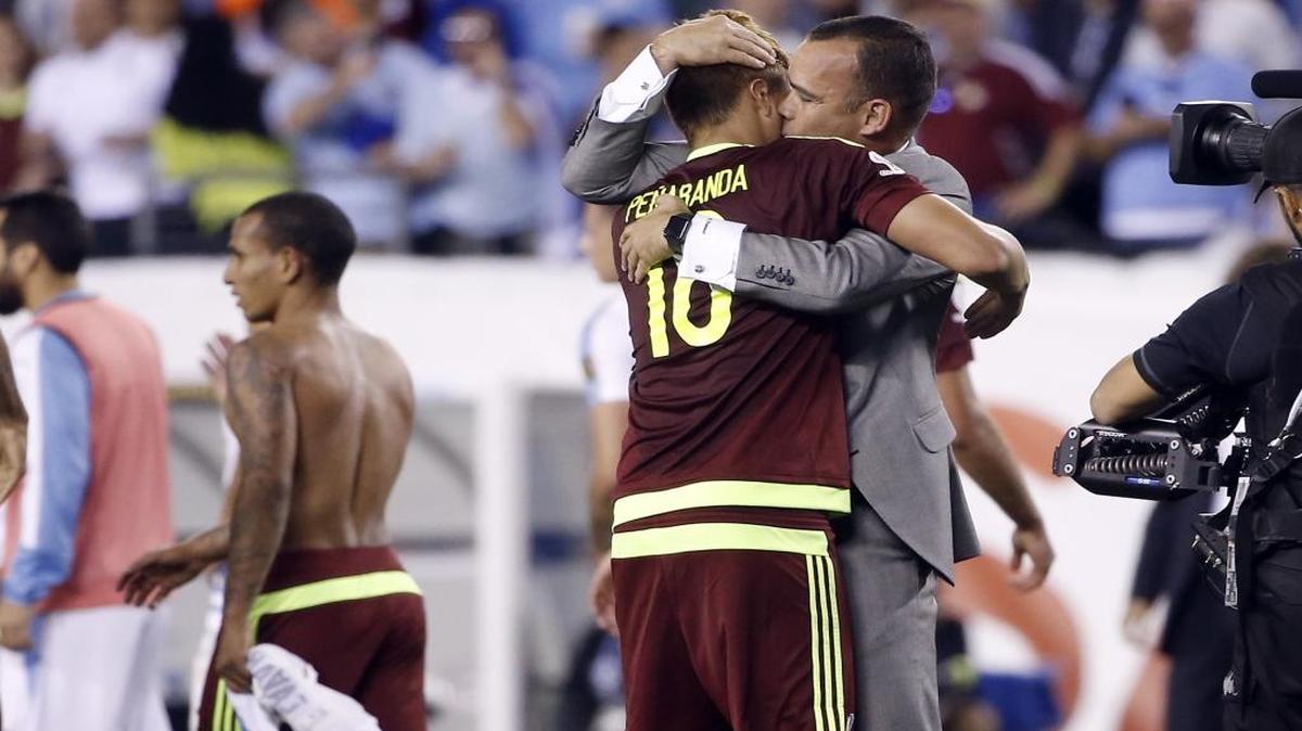 El entrenador de Venezuela Rafael Dudamel besa a Adalberto Peñaranda tras vencer a Uruguay, el jueves.