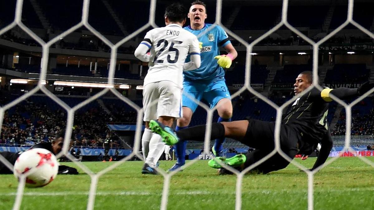 El mediocampista Yasushi Endo (izq.) del Kashima Antlers anota un gol de taquito contra el Atlético Nacional el miércoles en Suita City, Osaka, en la semifinal del Mundial de Clubes.