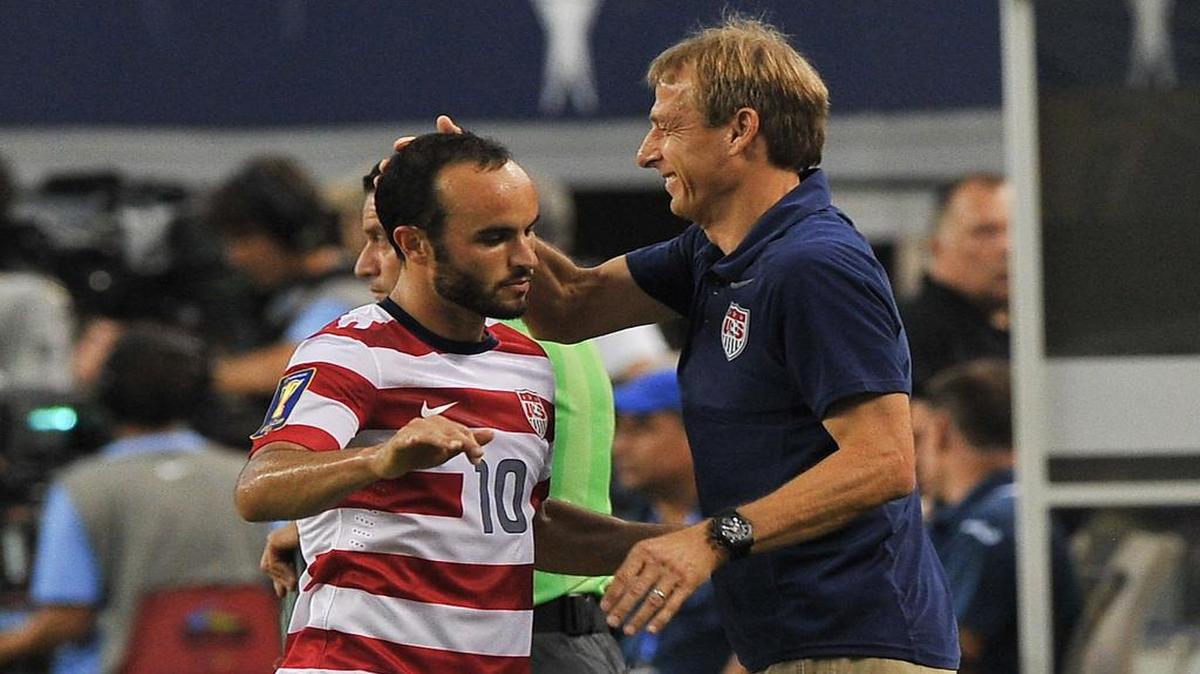 El entrenador de Estados Unidos Jürgen Klinsmann (der.) felicita a Landon Donovan, luego de reemplazarlo en el partido contra Honduras en las semifinales de la Copa Oro en el Cowboys Stadium en Arlington, Texas, el 24 de julio del 2013.