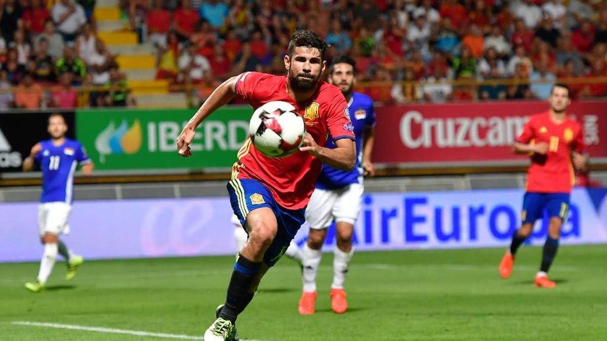 El ariete de España Diego Costa busca un balón en el partido ante Liechtenstein el 5 de septiembre.