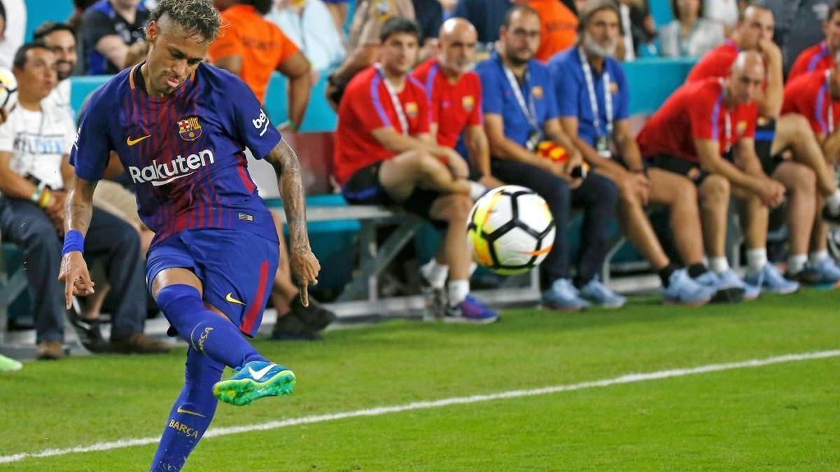 El brasileno Neymar centra un balón en el Clásico contra el Real Madrid en Miami, su último partido con la camiseta del Barcelona.