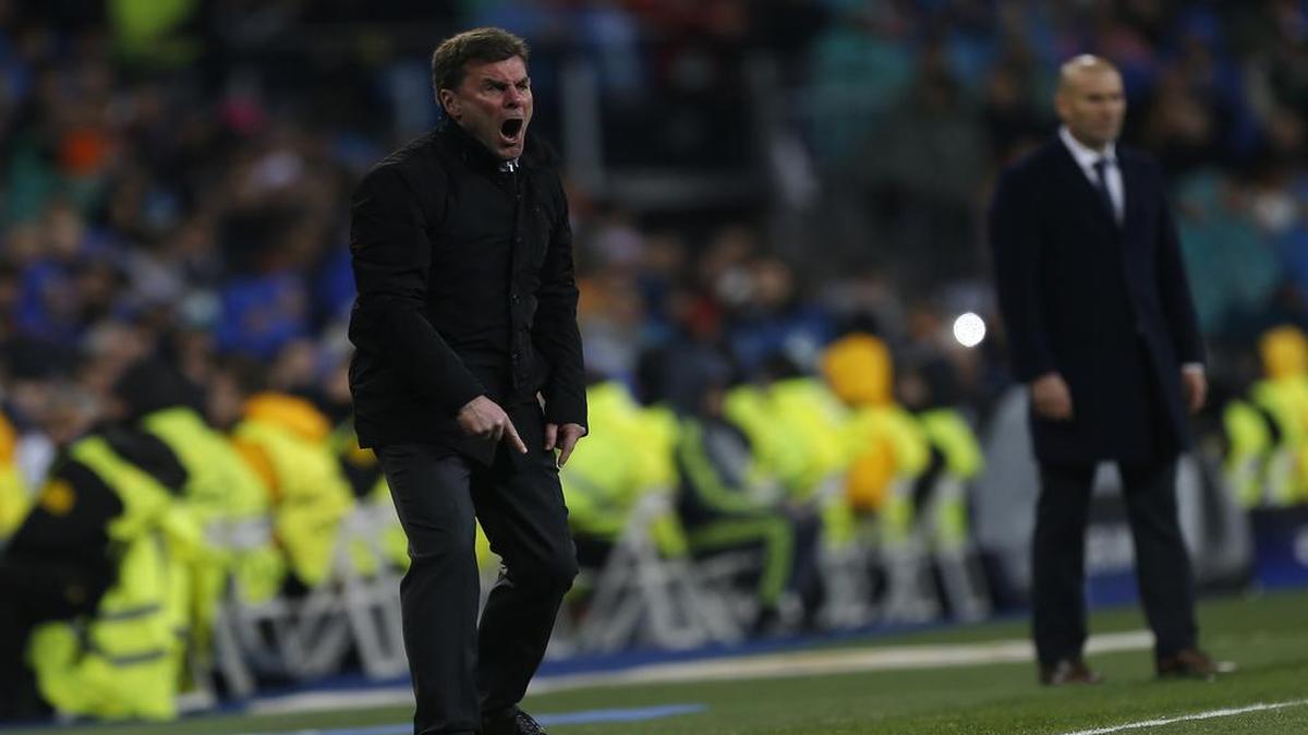 El técnico del Wolfsburgo Dieter Hecking reparte instrucciones a sus jugadores en el partido contra el Real Madrid, celebrado el 12 de abril del 2016 en la capital española.