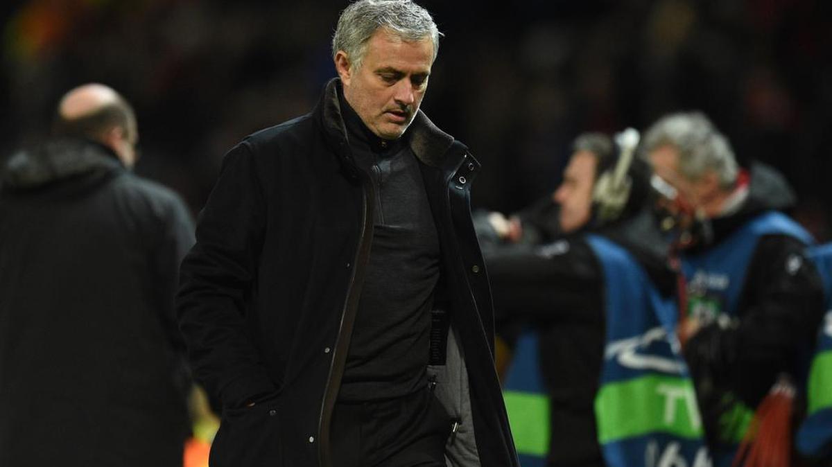 El entrenador del Manchester United Jose Mourinho abandona el campo tras la derrota ante el Sevilla de este martes por la Liga de Campeones de Europa en Old Trafford.