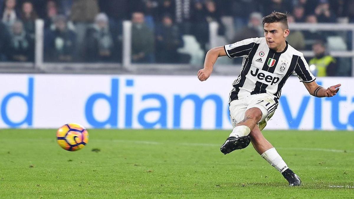 El jugador de Juventus Paulo Dybala anota un gol de penal ante el Nápoles, el martes 28 de febrero de 2017, durante el juego de semifinales de la Copa de Italia, que se disputó en Turín.