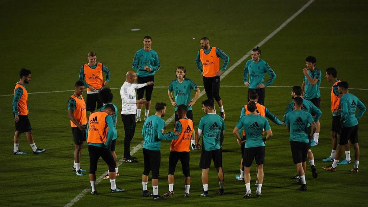 El entrenador del Real Madrid, Zinedine Zidane da instrucciones a sus jugadores durante un entrenamiento en las instalaciones deportivas de la Universidad de Nueva York en Abu Dabi, Emiratos Árabes Unidos, el 11 de diciembre de 2017.