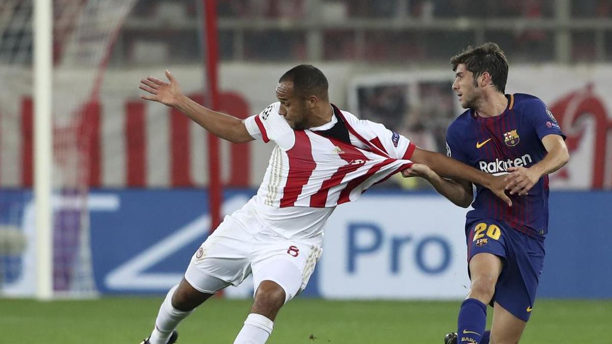 El jugador de Barcelona Sergi Roberto (der.) trata de detener el paso de Vadis Odjidja, del Olympiacos, en el partido de Liga de Campeones celebrado el 31 de octubre del 2017.
