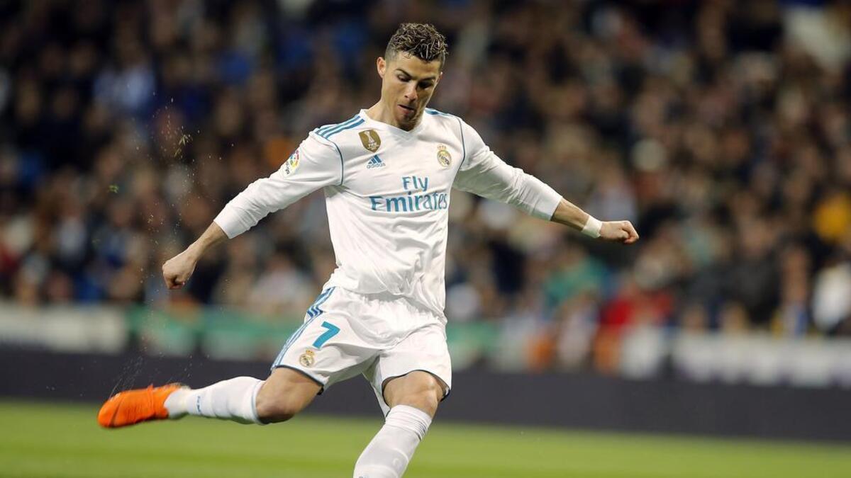 El delantero del Real Madrid Cristiano Ronaldo tira a puerta en el partido ante el Girona, el 20 de marzo de 2018.