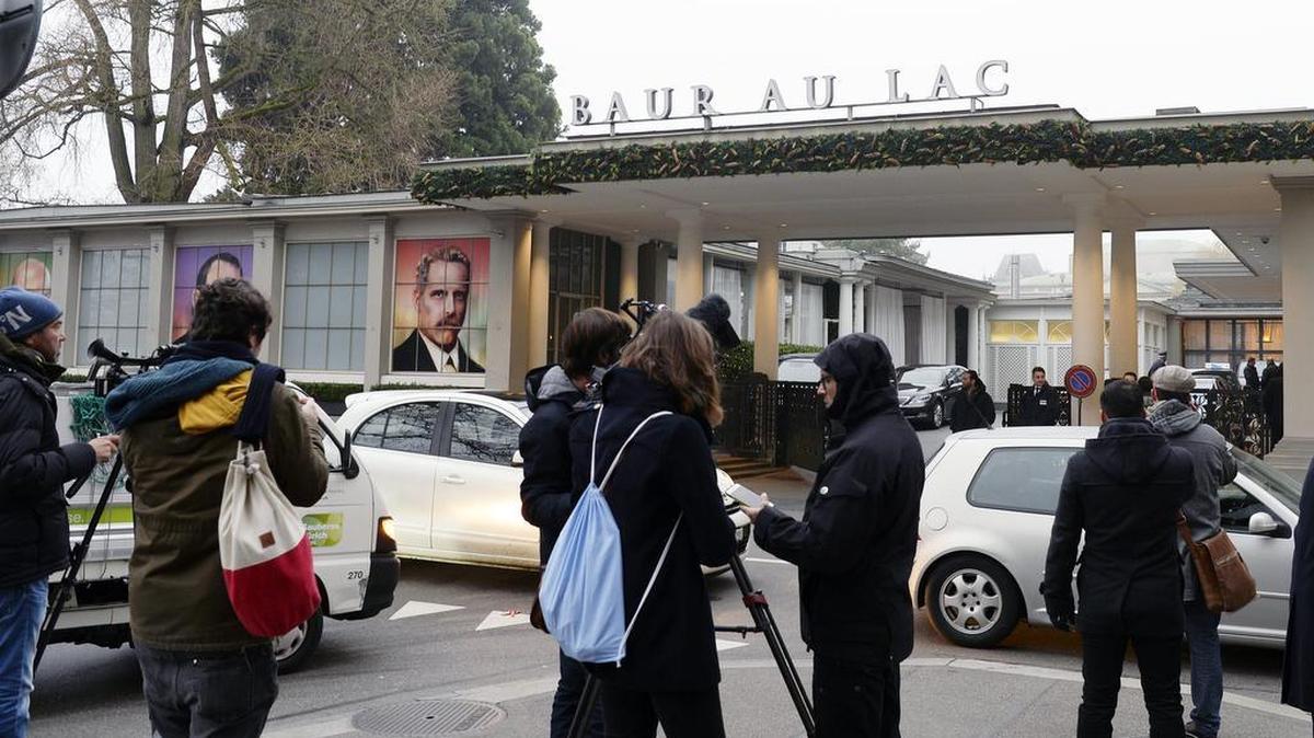 Periodistas apostados frente al hotel 'Baur au Lac' de Zúrich (Suiza), donde tuvieron lugar algunos de las detenciones vinculadas con la investigación por corrupción contra la FIFA, hoy, 3 de diciembre de 2015. Las autoridades suizas llevaron a cabo la madrugada del jueves una nueva serie de detenciones de dirigentes del máximo órgano de dirección del fútbol mundial, la FIFA, en una operación similar a la que ya tuvo lugar en mayo, según publicó hoy el diario estadounidense The New York Times.