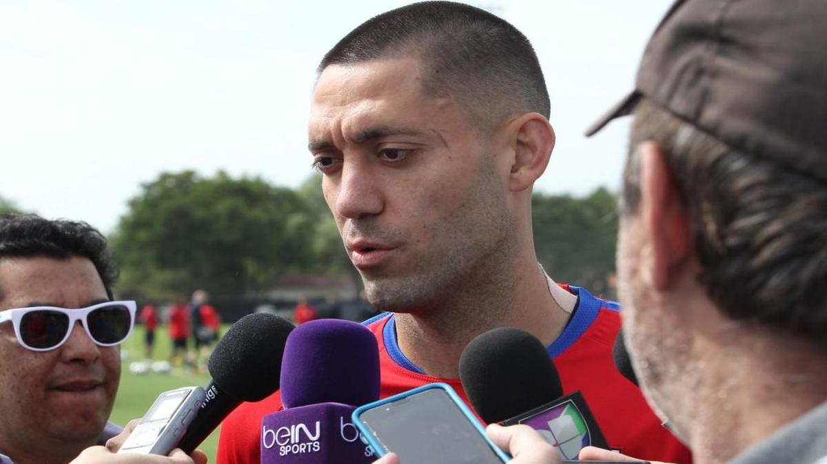 Clint Dempsey, de la selección de Estados Unidos de fútbol, conversa ante del entrenamiento el lunes, 21 de marzo del 2016 en Miami.