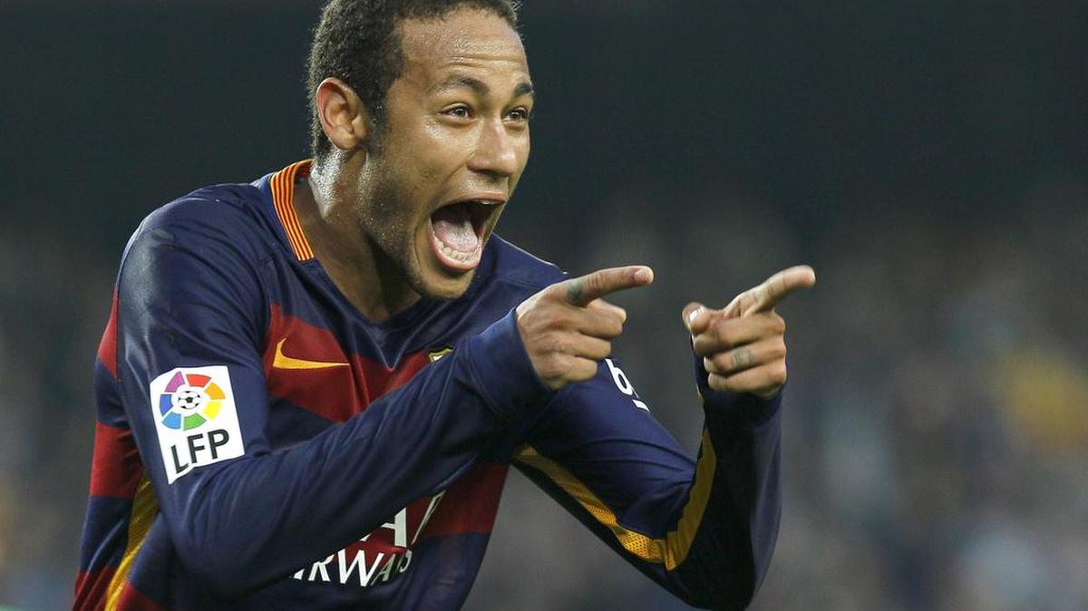 El delantero brasileño del Barcelona, Neymar da Silva, celebra su segundo gol, el tercero de su equipo, ante el Villarreal CF durante el partido correspondiente a la undécima jornada de liga en Primera División disputado hoy en el Camp Nou de Barcelona.