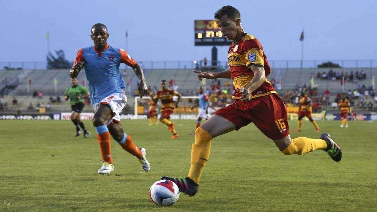 Luis Fernandes, de los Strikers, se escapa con la bola en un choque contra el Miami FC, en el Lockhart Stadium en Fort Lauderdale, el 2 de abril del 2016.