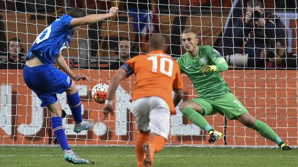 
El mediocampista de Islandia, Gylfi Thor Sigurdsson, ejecuta el penal de la victoria ante Holanda, el jueves en Amsterdam.
