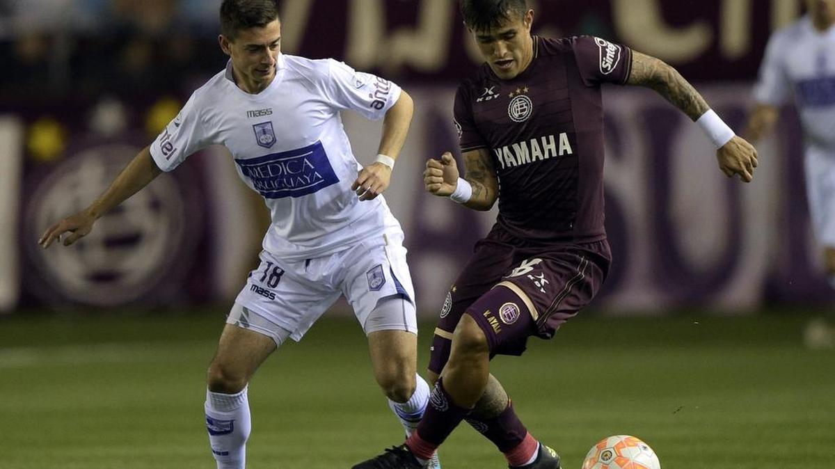 
El defensor de Lanús Victor Ayala (der.) lucha por el balón frente a Facundo Castro.
