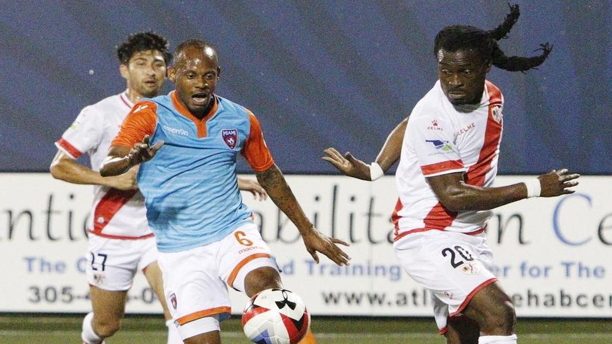 El cubano Ariel Martínez (6), del Miami FC, toma control de la bola en el partido de la NASL contra el Rayo OKC, el 22 de abril del 2016 en el Ocean Bank Field en FIU en Miami.