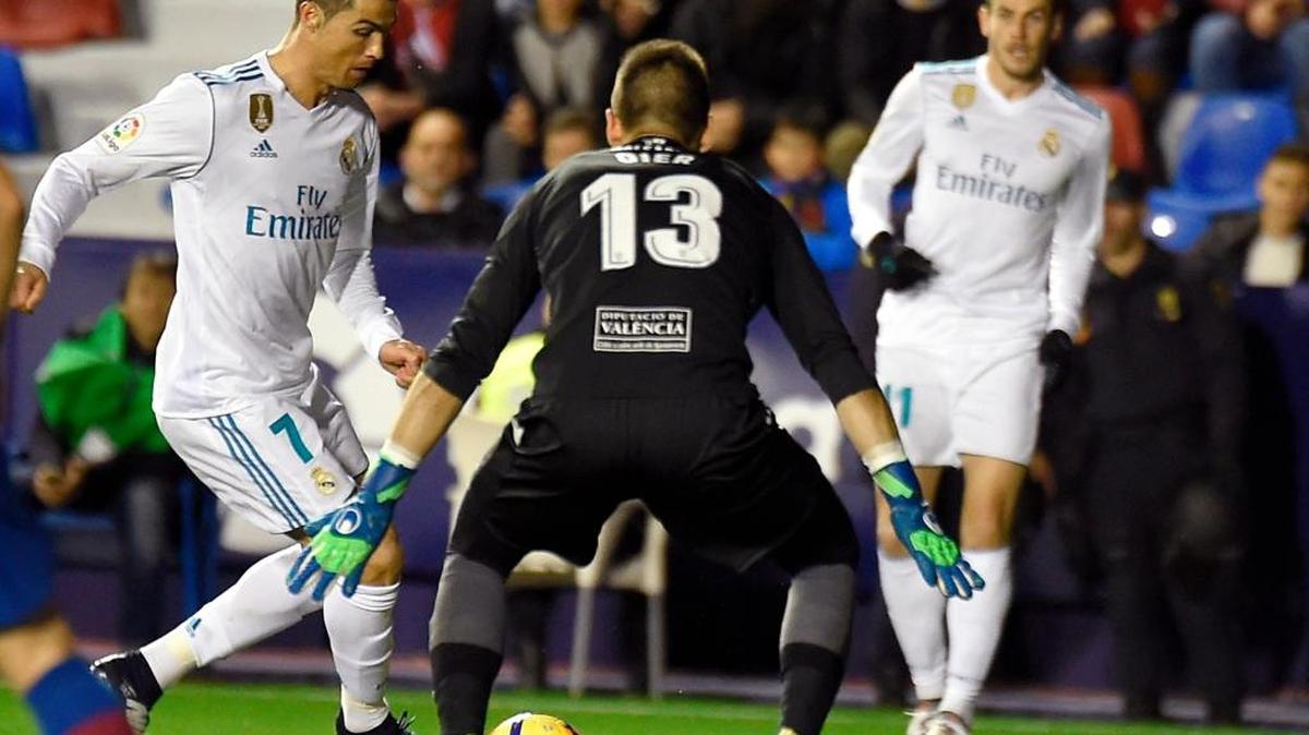 Cristiano Ronaldo, del Real Madrid (izq.), no puede anortarle al portero de Levante Oier Olazabal en el empate 2-2 en Ciutat de Valencia stadium in Valencia este sábado.