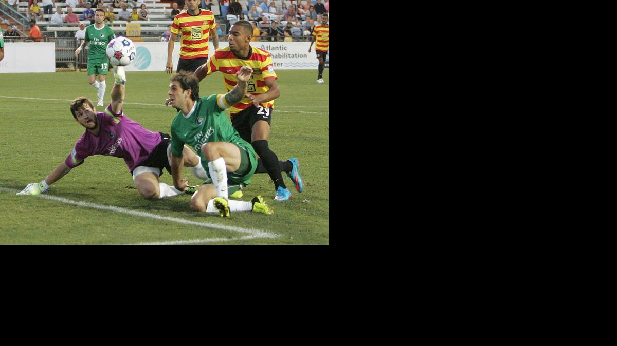 
Stefano Pinho (29), de los Strikers, contra el Cosmos de Nueva York, el 4 de abril.
