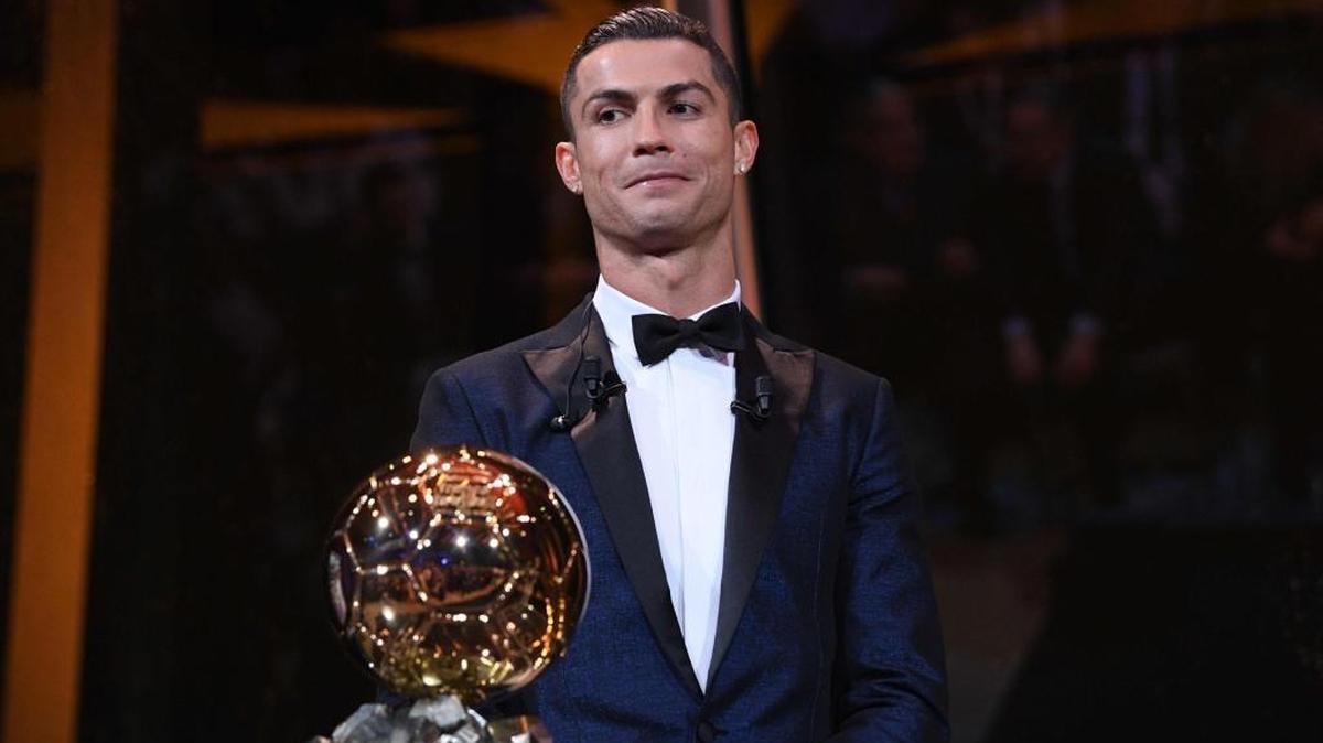 Cristiano Ronaldo posa este jueves en París donde recibió su quinto Balón de Oro en una ceremonia frente a la Torre Eiffel.