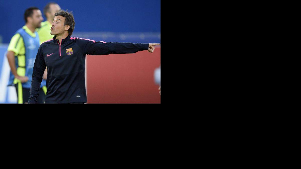 
Luis Enrique imparte instrucciones durante el entrenamiento de Barcelona, el lunes en el Parc des Princes stadium, en París.
